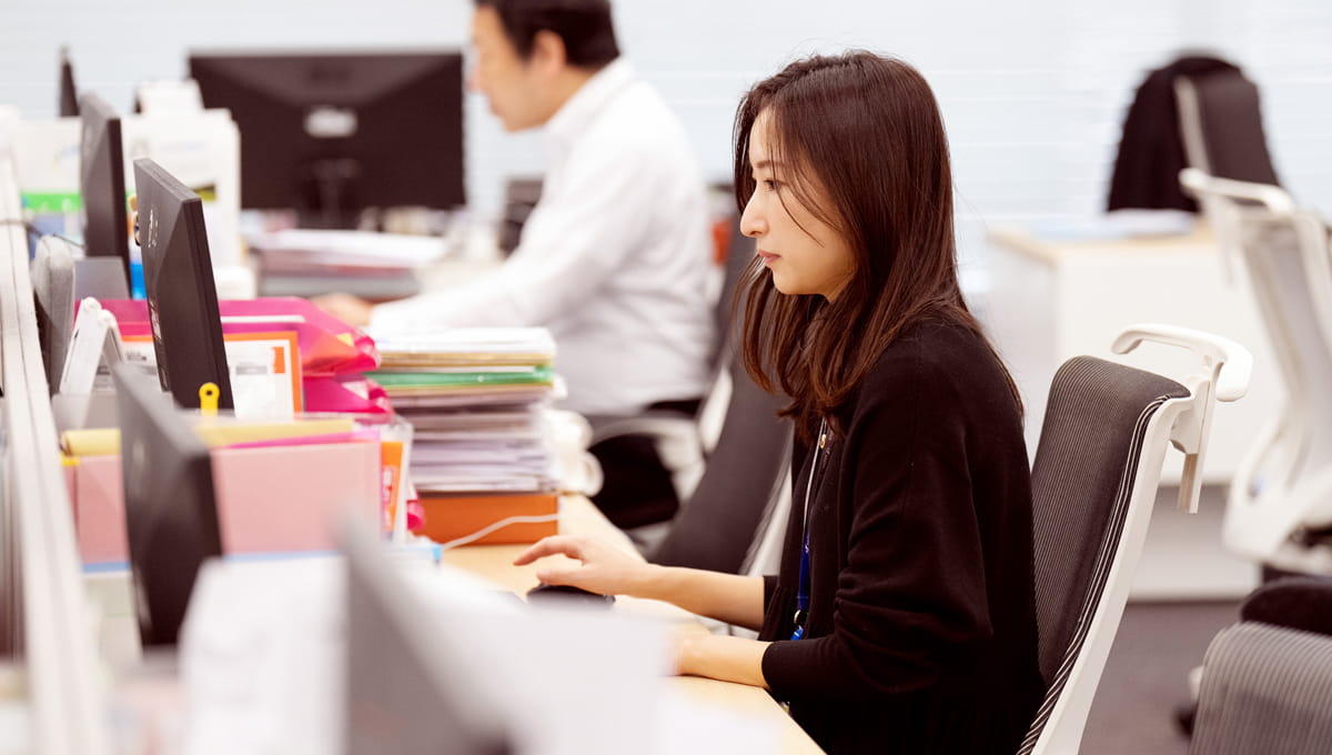 仕事をする女性